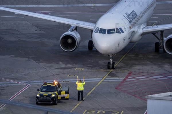 Apron supervision, Lufthansa Airbus is instructed to the parking position at the gate, at