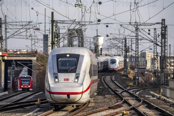 Trains on the line, platform tracks in front of Cologne-Messe/Deutz station, ICE long-distance