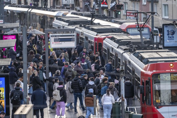 Tram stop Bahnhof Deutz/Lanxess Arena in Cologne-Deutz, rush hour in the afternoon, full platforms,