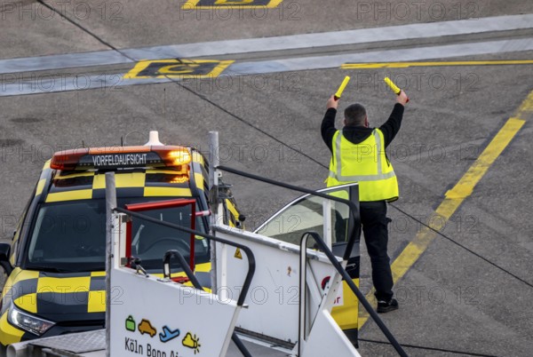 Instructor, apron supervision, an aircraft, after landing, at the parking position, at the