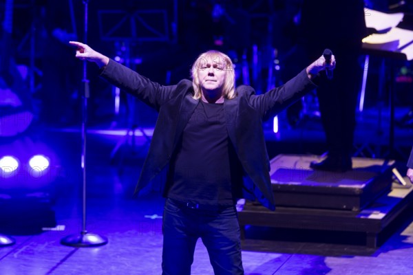 Tobias Künzel, singer of Die Prinzen live on Symphonica Tour together with the Thüringen