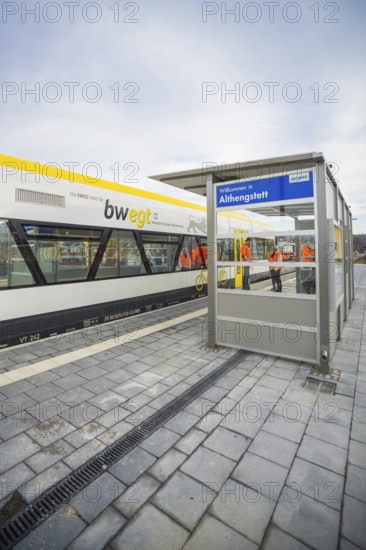 A regional train on the platform in Althengstett with waiting passengers, acceptance of the Hermann