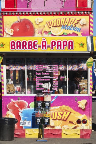 Barbe a Papa cotton candy, popcorn and beverages kiosk with French words at Fun Show traveling