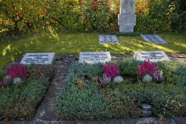 Großengstingen cemetery, gravestones of the ducal family at Lichtenstein Castle, memorial plaques,