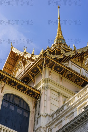 The Grand Royal Palace, Chakri Maha Prasad Throne Hall with overlapping roofs and curved chofas,