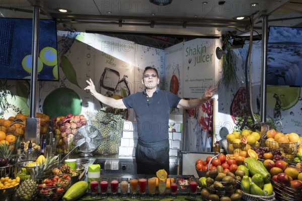 A seller presents his product at the Green Week at the exhibition center in Berlin on 16.01.2026.