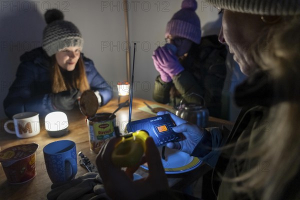 Symbolic blackout, extensive, prolonged power failure, in private surroundings, without