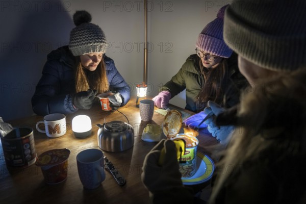Symbolic blackout, extensive, prolonged power failure, in private surroundings, without
