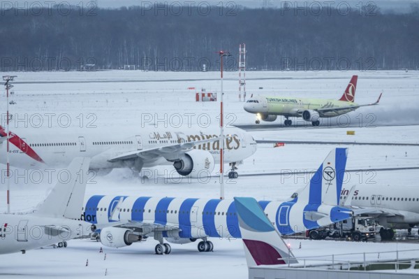 The onset of winter in North Rhine-Westphalia, flight operations are maintained at Düsseldorf
