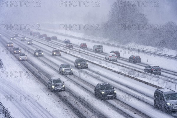The onset of winter in North Rhine-Westphalia, heavy snowfall, A3 motorway near Hilden, near