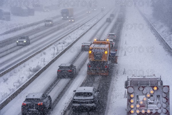 The onset of winter in North Rhine-Westphalia, heavy snowfall, A3 motorway near Hilden, near
