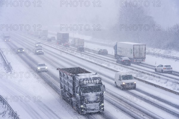 The onset of winter in North Rhine-Westphalia, heavy snowfall, A3 motorway near Hilden, near