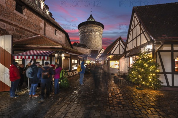 Evening atmosphere in the Handwerkerhof during Advent, the Königstorturm in the back, built around