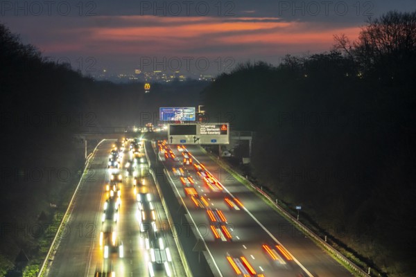 Evening traffic on the A52 motorway, between Düsseldorf and Essen, in front of the Breitscheid