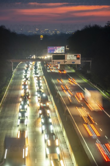 Evening traffic on the A52 motorway, between Düsseldorf and Essen, in front of the Breitscheid