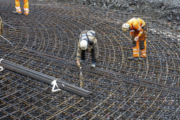 Assembly of reinforcing steel for the reinforced concrete foundation of a wind turbine, a mesh of