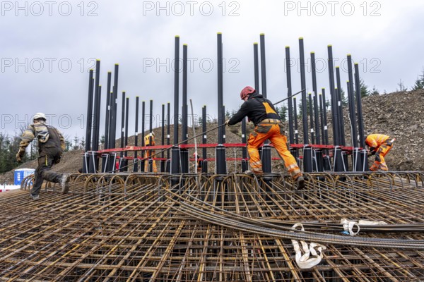 Assembly of reinforcing steel for the reinforced concrete foundation of a wind turbine, a mesh of