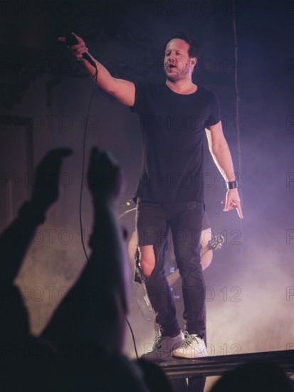 Singer Christoph von Freydorf from Emil Bulls live on X-Mas Bash Tour 2025 at Huxley's New World in