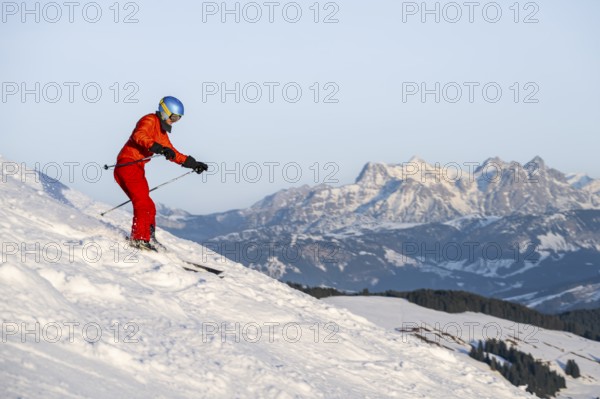 Skiers, downhill Hohe Salve, back Loferer Steinberge, SkiWelt Wilder Kaiser Brixenthal, Hochbrixen,