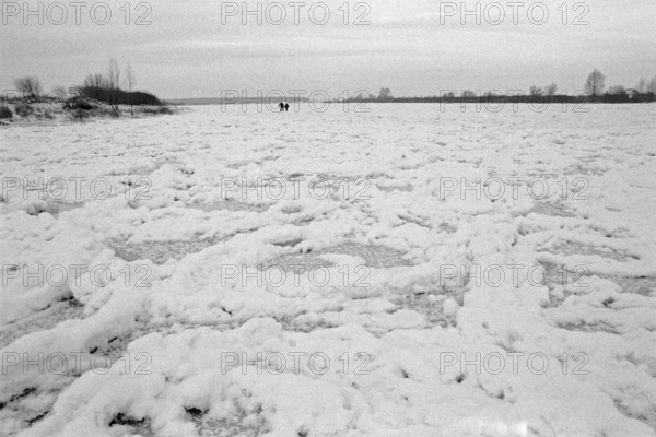 People walk across ice rink, frozen Elbe, Bleckede, Lower Saxony, Germany, January 03, 1997,