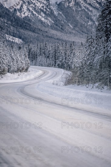 Winter road trip on the Icefields Parkway with lots of snow and ice, Banff National Park, Jasper