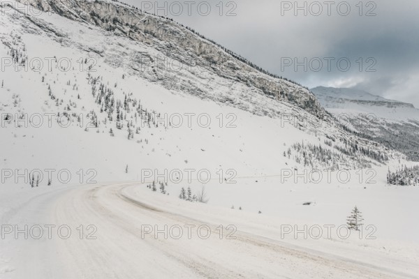 Winter road trip on the Icefields Parkway with lots of snow and ice, Banff National Park, Jasper