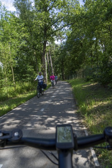 Long-distance cycle path F28, so-called Doorfietsroute, through cycle path, in the province of