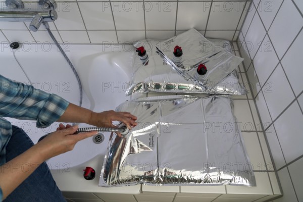 Filling a 10 litre water bag, for storing drinking water at home, as an emergency reserve in the