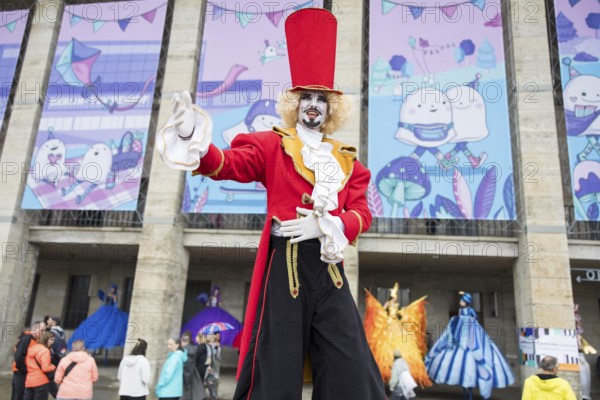 Dulce Compania stilt figures at the Lollapalooza Festival in the Olympiastadion and on the Maifeld,