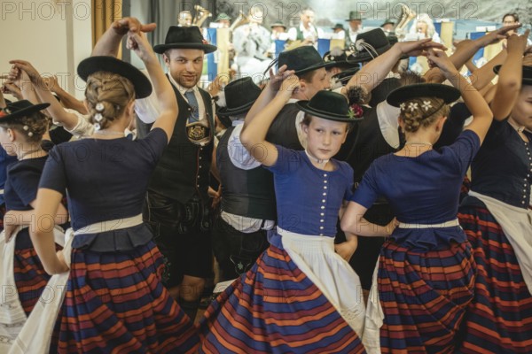Traditional traditional costume anniversary of the Trachtenverein Schliersee Stamm 1888, dance in