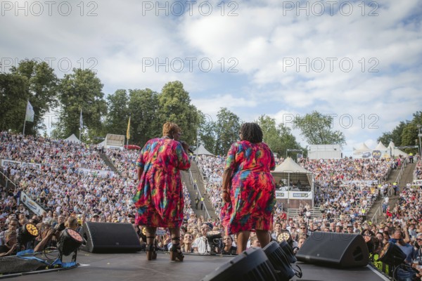 Dynelle Rhodes (Armstead) and Dorrey Lyles, singers of the Weather Girls at the Berlin Rundfunk 91