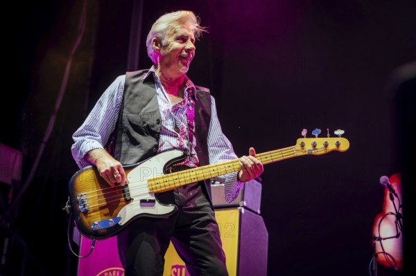 Glen Matlock, bassist of the Sex Pistols ft. Frank Carter live at the Berlin Zitadelle Spandau on
