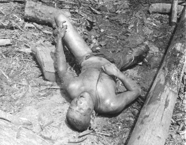 War victims, civilians. Presumably Shangai or in the immediate vicinity. Second World War in Asia.