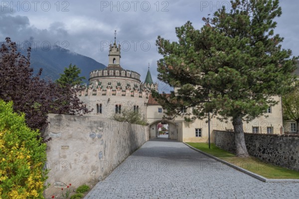 Left: Castel Sant'Angelo, Romanesque around 1200, Castel Saint Angelo, Neustift St Margarethen