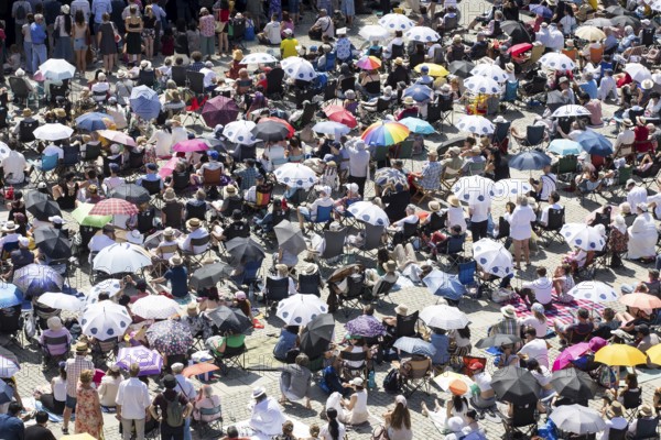Visitors at the Staatsoper für alle, a free open-air concert with conductor Christian Thielemann
