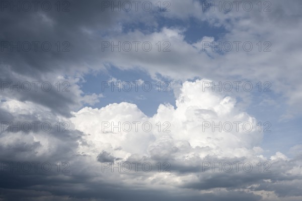 Dramatische Wolkenformation vor einem Sommergewitter, aufziehendes Unwetter, Extremwetter,