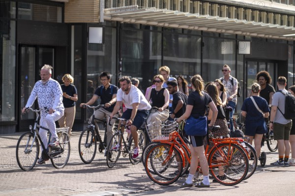 Central cycle path on the Lange Viestraat, lanes for pedestrians, cyclists and local traffic are