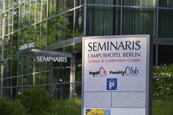 The Seminaris Campus Hotel is located between university, cultural and scientific institutions on