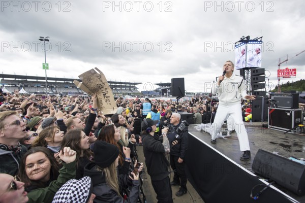 Felix Brummer (Felix Kummer), singer of Kraftklub at a secret gig of the band at the Rock am Ring