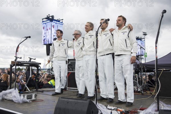 Steffen Israel (guitarist and keyboarder), Felix Brummer (singer), Karl Schumann (guitarist) and