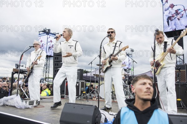 Steffen Israel (guitarist and keyboarder), Felix Brummer (singer), Karl Schumann (guitarist) and