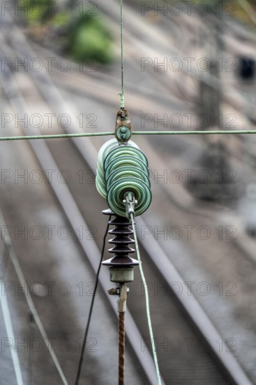 Traction current, overhead line, detail, tensioning of current-carrying lines, insulators, power
