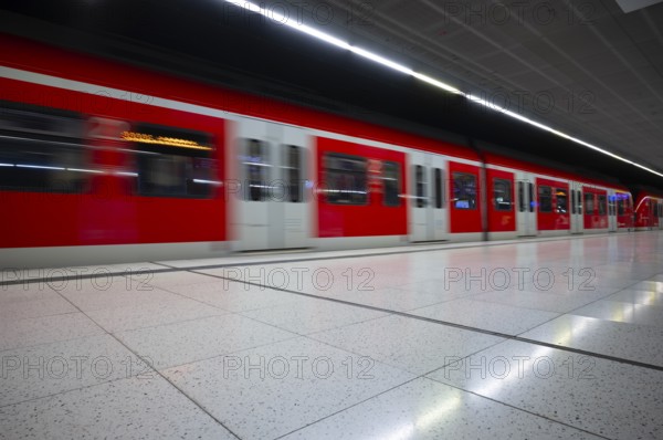 Underground incoming S-Bahn, train, class 420 in traffic red, platform, stop, Stadtmitte station,