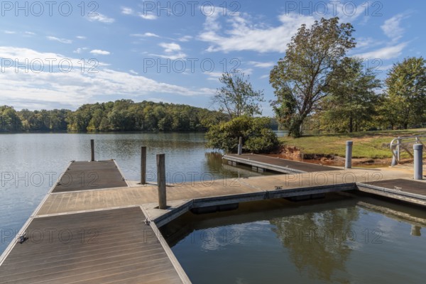 Floating dock on Pin Oak Lake at the Pin Oak Campground in Natchez Trace State Park near