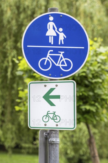Nahaufnahme, Verkehrsschild, Gemeinsamer Rad- und Fußweg, Verkehrszeichen ZWW 2 Radweg links,