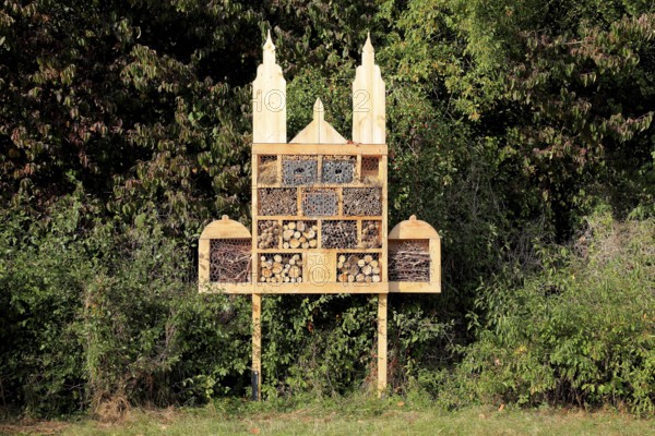 Insect hotel, artificially created shelter, nesting aid and overwintering aid for insects in the