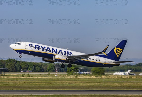 Cologne Bonn Airport. Aircraft taking off. Aircraft registration EI-ENR, Ryanair, Boeing 737-800,