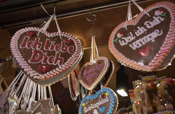 Sales stand, gingerbread hearts, inscription ICH LIEBE DICH sweets, sweets, advertising, neon