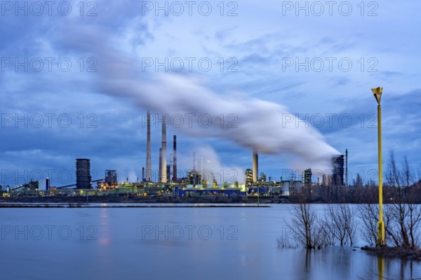 Rhine near Duisburg-Bruckhausen, industrial setting of the ThyssenKrupp steel plant, fire cloud of