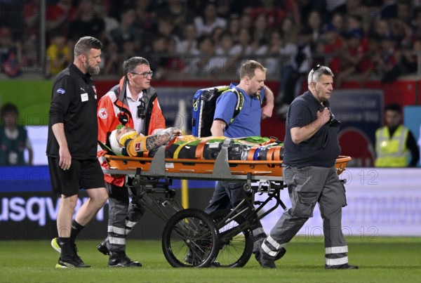 Goalkeeper Kevin Müller 1. FC Heidenheim 1846 FCH (01) is stretchered out of the stadium with a